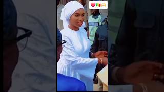 Marie Khone FAYE première Dame de la République Sénégalaise devant la maison familiale du président [upl. by Rollecnahc]