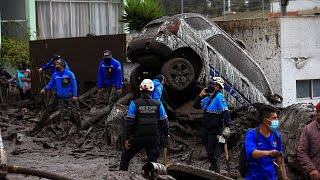 Brigadas de rescate continúan en la búsqueda de sobrevivientes o cuerpos tras el aluvión en Quito [upl. by Meyers]