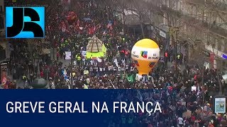 França enfrenta pior greve geral em 20 anos [upl. by Lekcim]