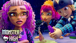 Clawdeen Shows Howleen amp Barkimedes the Human World  Monster High [upl. by Bittner]