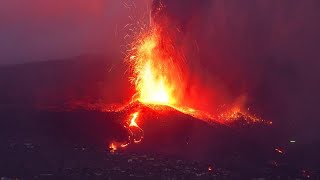 La Palma volcano Eruptions continue after earthquakes prompt further evacuations [upl. by Hgielrebmik]