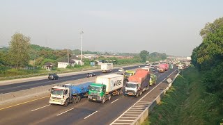 Situasi lalulintas tol jakarta cikampek di awal november [upl. by Ezri23]