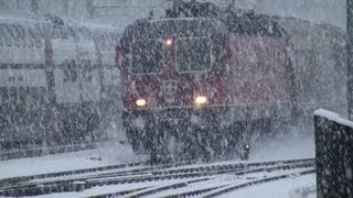 Der Schnee kommt die Bahn fährt Züge im Schnee trainsnowwinter [upl. by Odnalro]