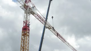 Montage dune grue de chantier en timelapse [upl. by Clemen710]