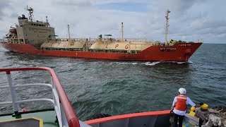 Makassar Pilot  Motor Pandu Kapten Pandu Pelayanan Kapal MT Gas Freesia masuk Pelabuhan⛴️⚓️ [upl. by Hawthorn]