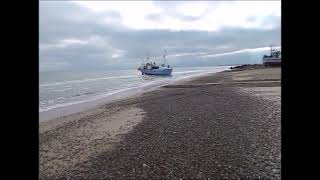 Fiskekutter trækkes på land ved Torup Strand 197 2017 [upl. by Greggory215]