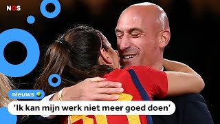 Spaanse voetbalbaas stopt alsnog na ongewenste kus [upl. by Schwenk483]