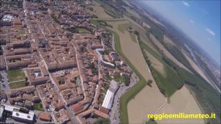 In volo lungo il fiume Po tra Boretto Gualtieri e Guastalla [upl. by Oicinoid]