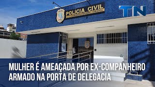 Mulher é ameaçada por excompanheiro armado na porta de delegacia [upl. by Eolande]