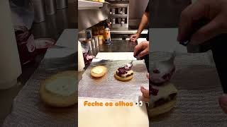 Hambúrguer com Queijo Brie e geleia de frutas vermelhas com manjericão burger food [upl. by Estell]