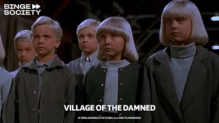 Le Village des Damnés 1995  Les Enfants Manipulent la Police [upl. by Enirhtac]