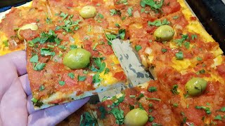 بيتزا كاري  أسهل بيتزا بعجينة مقرمشة و صلصة سهلة التحضير و اقتصادية  pizza carrée [upl. by Anaher]