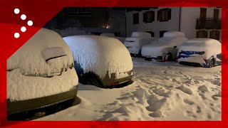 Gressoney accumuli importanti e continua a nevicare auto coperte da una coltre bianca [upl. by Annunciata]