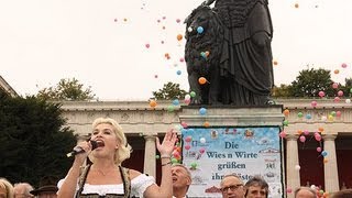 Kriemhild Siegel singt die Bayernhymne  Standkonzert der WiesnKapellen Oktoberfest 2013 [upl. by Anastassia]