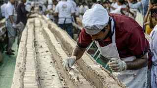 Rekordverdächtig Kilometerlanger Kuchen in Indien  AFP [upl. by Ayiram]