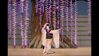 Enjoying the Masterpiece of Kabuki Dance 国立劇場令和4年7月舞踊公演「花形・名作舞踊鑑賞会」より『藤娘』 [upl. by Tamar959]