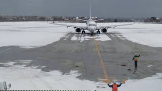 雪の函館空港 スポットイン マーシャラーの動作に違和感！ [upl. by Adoree16]