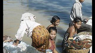 Jakarta 1952 Kali Besar anak gadis mencuci [upl. by Akinal]