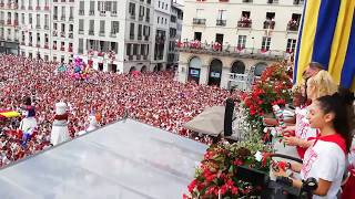 Fêtes de Bayonne 2019  le premier réveil du Roi Léon aux 12 coups de midi [upl. by Annairt]