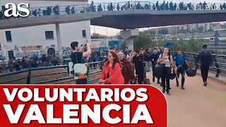 MILES de VOLUNTARIOS caminan desde VALENCIA para ayudar a las VÍCTIMAS de la DANA [upl. by Kruter23]