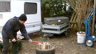 Fendre du petit bois facilement pour allumer un feu [upl. by Merp]