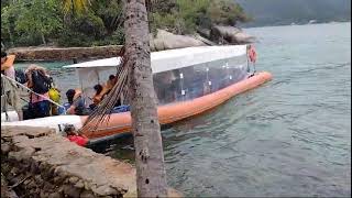 Passageiros desembarcam em uma ilha próximo à Ilha de Cataguases pois o flex boat estava afundando [upl. by Nuajed97]