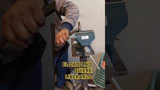 COMO QUITAR EL TORNILLO DEL DADO O EXTRACTOR automotriz tips automobile [upl. by Ridgley579]