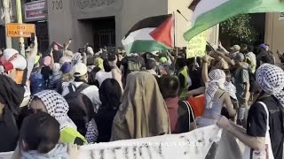 Enfrentamiento entre manifestantes y la policía ante la graduación de Pomona College [upl. by Eatnuahs]