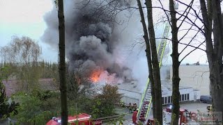 GROSSBRAND IN HEILIGENHAUS  Lagerhalle im Vollbrand  Großeinsatz für 150 Einsatzkräfte [upl. by Holly-Anne599]