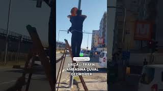 Rize’de vatandaşlar arızalı trafik lambasına çuval geçirdi [upl. by Monie816]