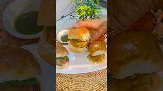 Street style bada paav🤤badapaavrecipebadapaavpaavcookwithshreyasmomshortsvideo [upl. by Nbi667]