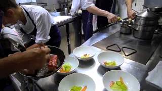 Ambiance de service dans la cuisine de Pascal Barbot lAstrance Paris [upl. by Ehtyde]