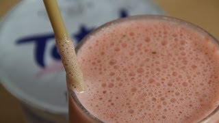 Πρωτεϊνούχο Smoothie με Γιαούρτι και Φράουλες [upl. by Cynthia]