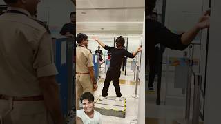 Shahrukh Khan ko airport mein checking kar raha hai bollywood shahrukhkahn airport shrk love [upl. by Eahsel220]