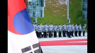 Ehrenbataillon  Koreanischer Staatspräsident  militärische Ehren [upl. by Adnouqal618]