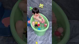 Does your 6monthold hate lying down for baths Baby sitz bath tub is the solution babycare [upl. by Nisse]