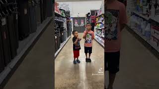 “EL PASO DEL CANGURO” Walmart style 🤣 subscribe funny humor shortsviral creator trending [upl. by Yeliw216]