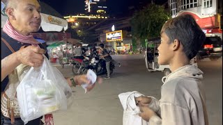 Street food at Phsar Nat Battambang ញ៉ាំម្ហូបតាមផ្លូវនៅផ្សារណាត់បាត់ដំបង [upl. by Ynatirb]