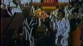 Dionne and Dee Dee Warwick Sing at New Hope Baptist Church Newark New Jersey [upl. by Zolner78]