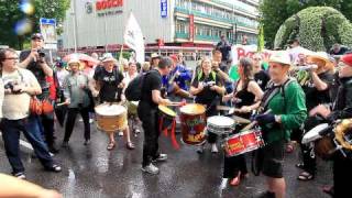 Nach Gewitter S21Trommler trommeln nasse Zuschauer tanzen [upl. by Ailekahs102]