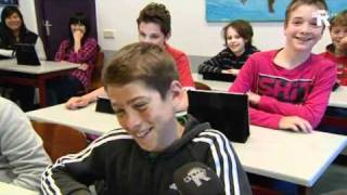 iPad in plaats van schoolboeken in Rotterdamse klas [upl. by Chemush]