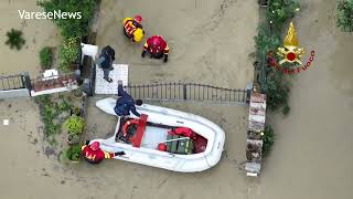 Alluvione in Toscana I Vigili del Fuoco con i gommoni tra case e campagne [upl. by Aciretahs205]