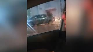 Chuva em Uberlândia dentro do veículo motorista filma o próprio carro sendo engolido pela água [upl. by Sherer15]