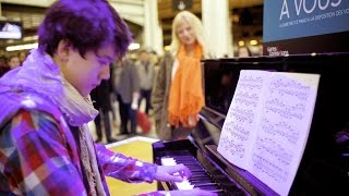 Louis avec Valentina Lisitsa gare de Lyon play Liszt La Campanella [upl. by Stew]