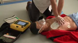 Instruktaż AED  defibrylator LIFEPAK 1000 [upl. by Kirkwood]