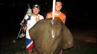 Giant Stingray Bow Fishing with FishKabob Bowfishing in Orange Beach Alabama [upl. by Nevets201]