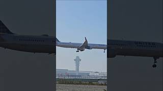 United B757 landing at LAX [upl. by Nnaytsirk]