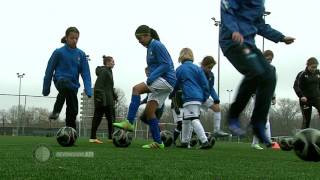 Eerste training Manon Melis bij Feyenoord Soccer Schools [upl. by Avelin]