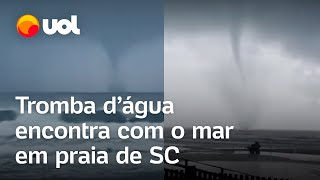 Tromba d’água em Florianópolis SC encontra com o mar e surpreende banhistas veja vídeo [upl. by Wendeline]