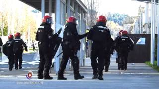 Batalla campal con piedras y bengalas contra la Ertzaintza en el campus de Leioa [upl. by Woodhead]